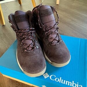 Columbia Newton Ridge Waterproof Hiking Boots Women 9.5 Never Worn